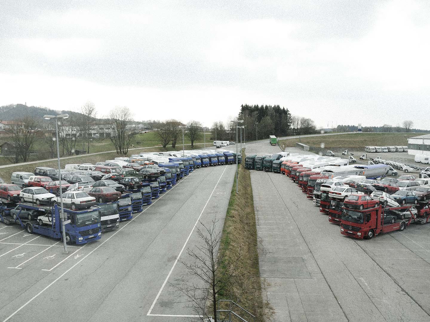 Ein altes Bild der LKW-Flotte der ASB Group in einem Halbkreis aufgereiht