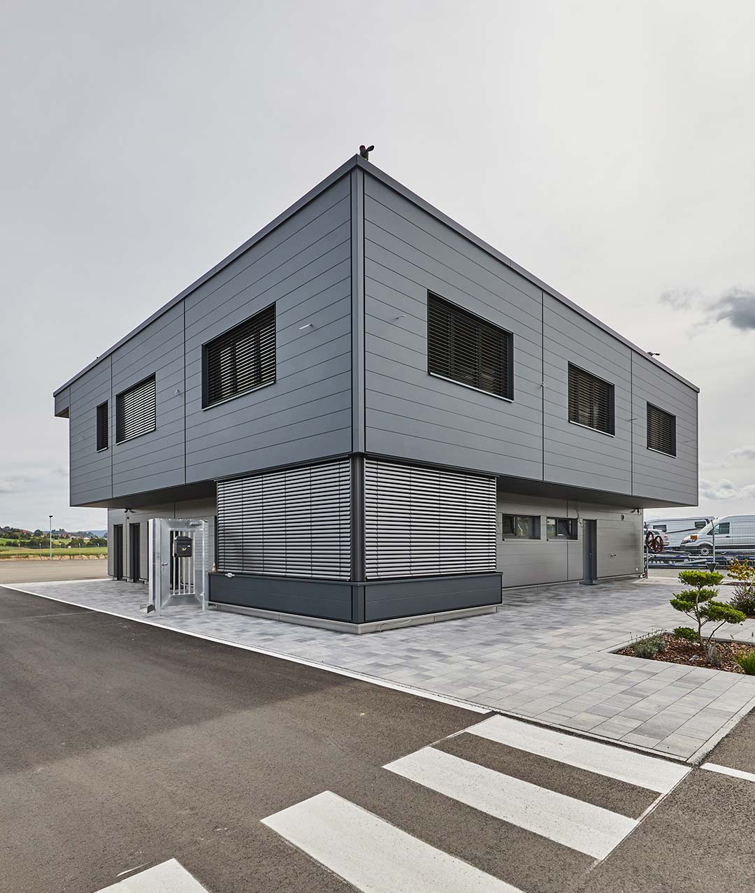 Das Verwaltungsgebäude der ASB Group von außen