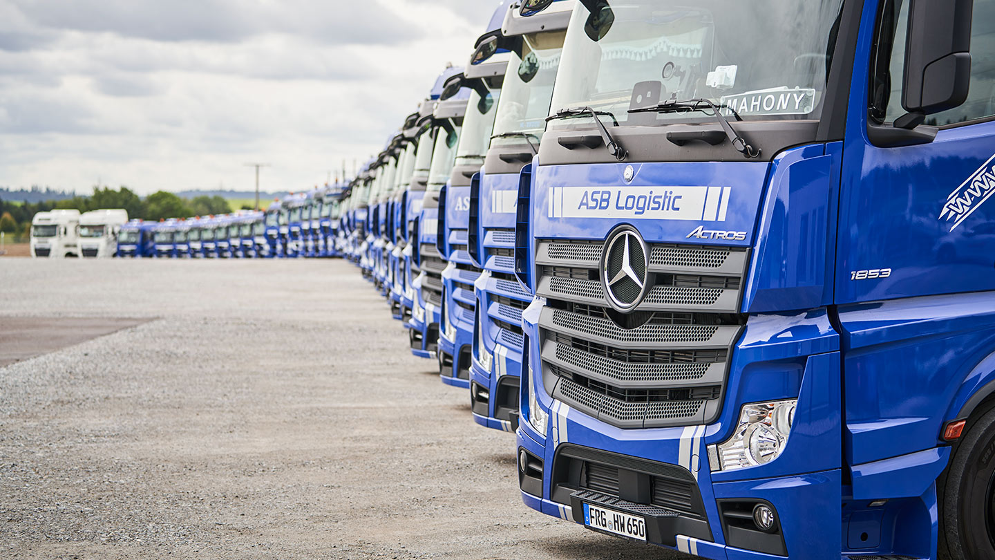 Die LKW-Fahrzeugflotte der ASB Group aufgereiht von vorne nach hinten