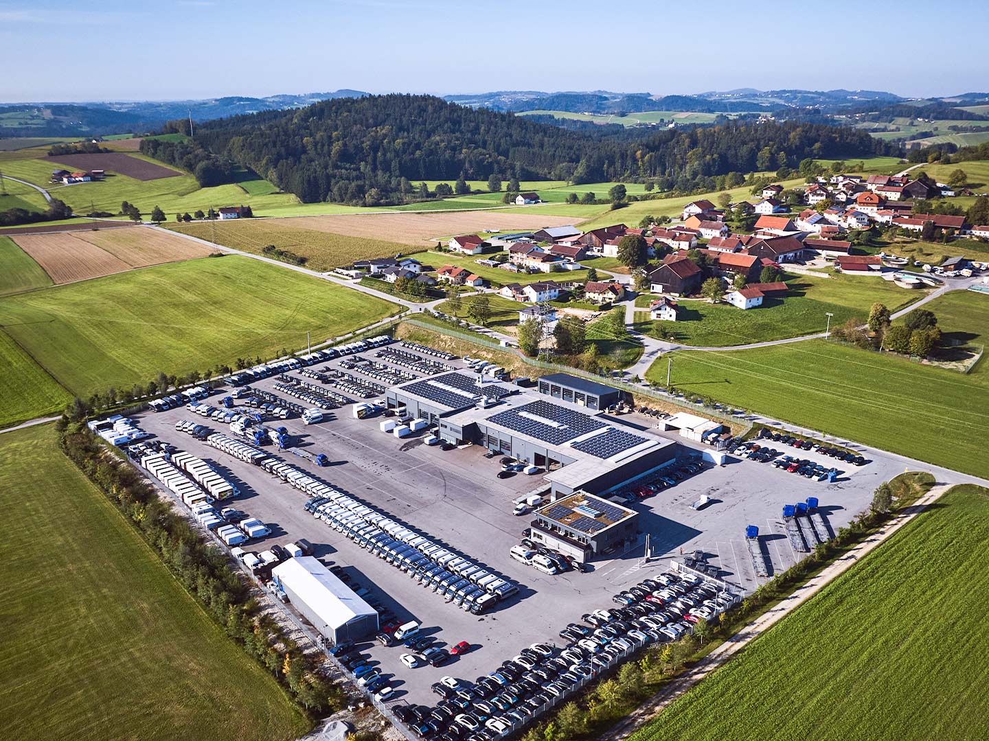 Eine Drohnenaufnahme des Firmengeländes der ASB Group in Röhrnbach mit der Landschaft im Hintergrund