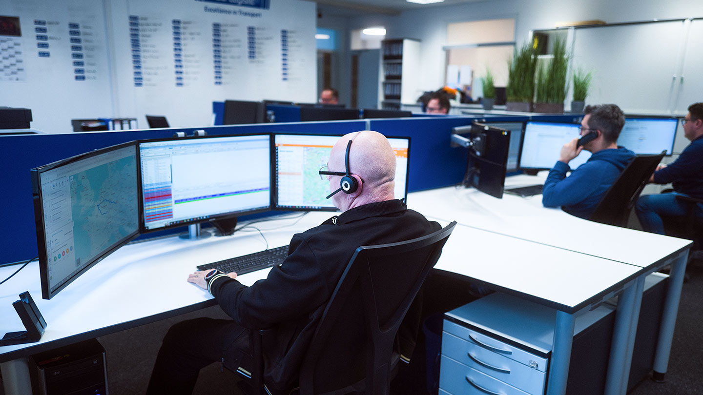 Ein Dispositionsmitarbeiter der ASB Group arbeitet am Computer im Büro