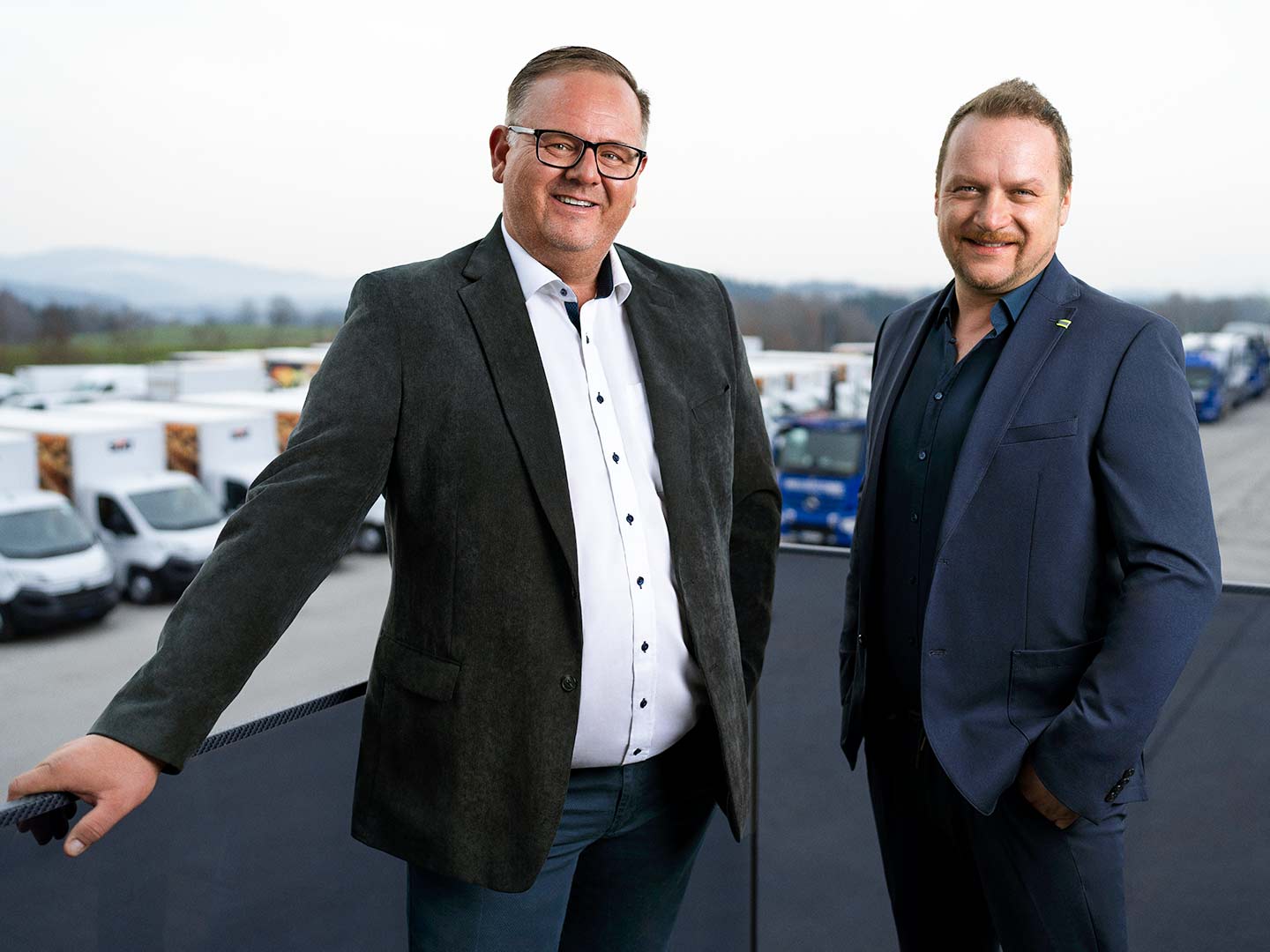 Die Geschäftsführer der ASB Group Johann Sonnleitner und Christian Binder auf dem Dach des Verwaltungsgebäudes