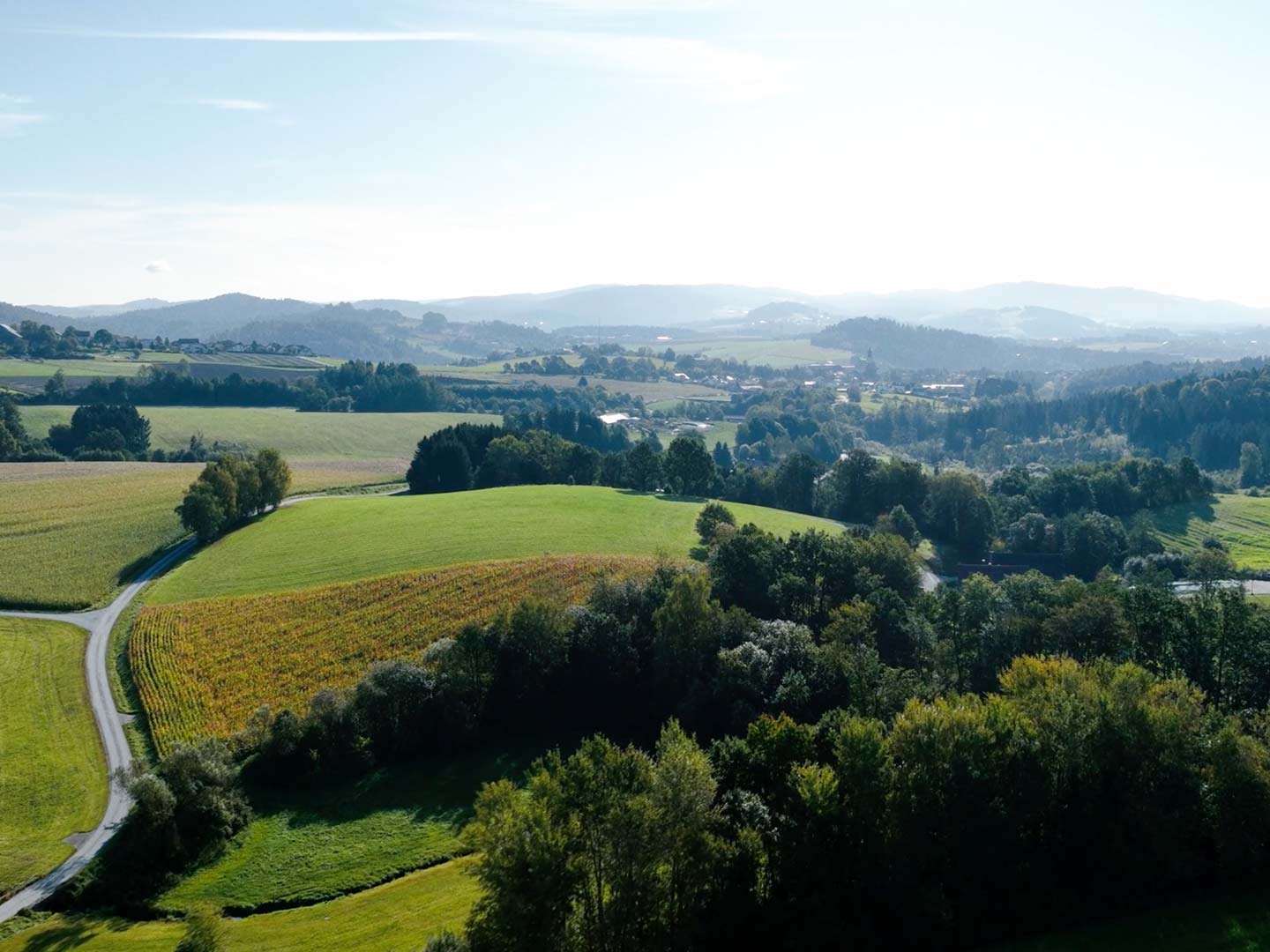 Eine Landschaftsaufnahme mit der Drohne von der Umgebung Röhrnbachs