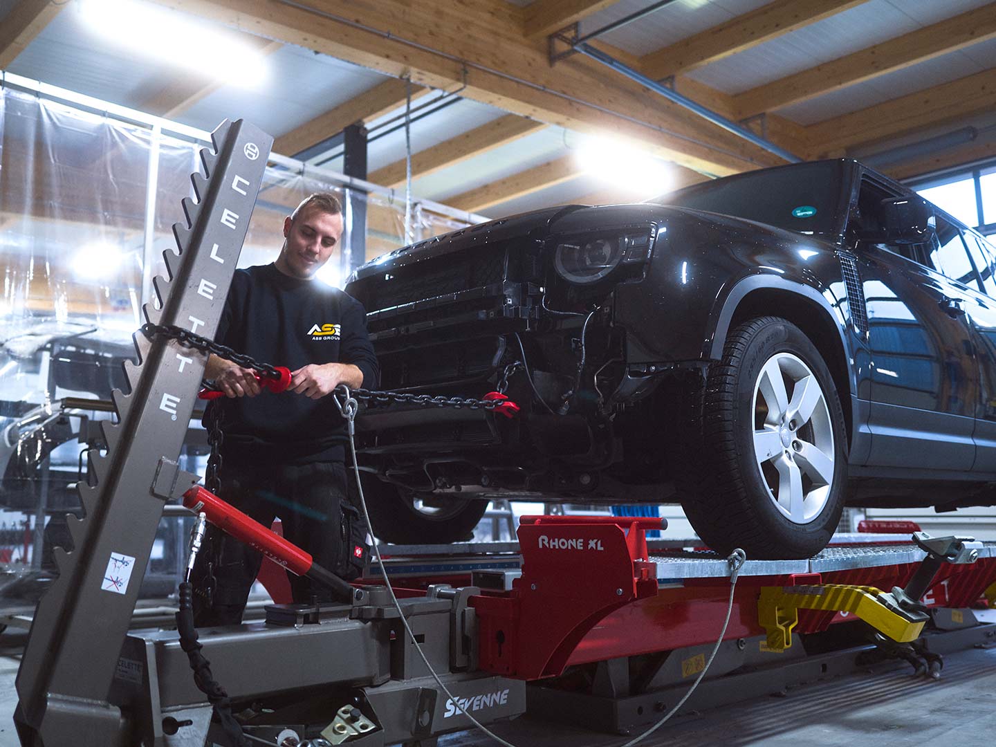 Ein Werkstattmitarbeiter der ASB Group arbeitet an der Celette Richtbank