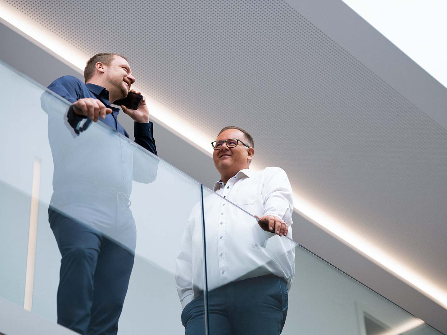 Die Geschäftsführer der ASB Group Christian Binder und Johann Sonnleitern stehen im Verwaltungsgebäude