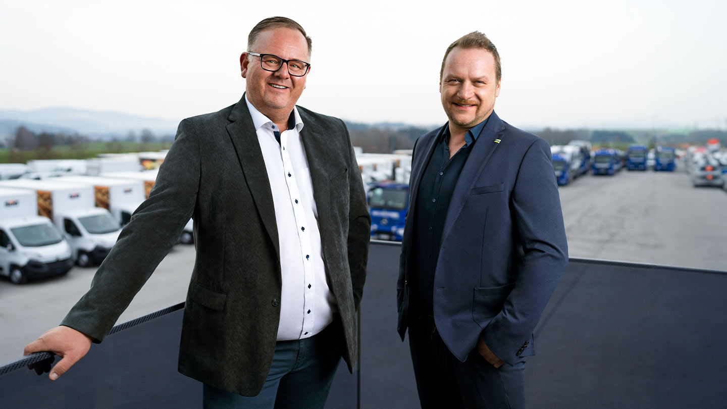 Die Geschäftsführer Johann Sonnleitner und Christian Binder stehen auf dem Dach des Firmengebäudes
