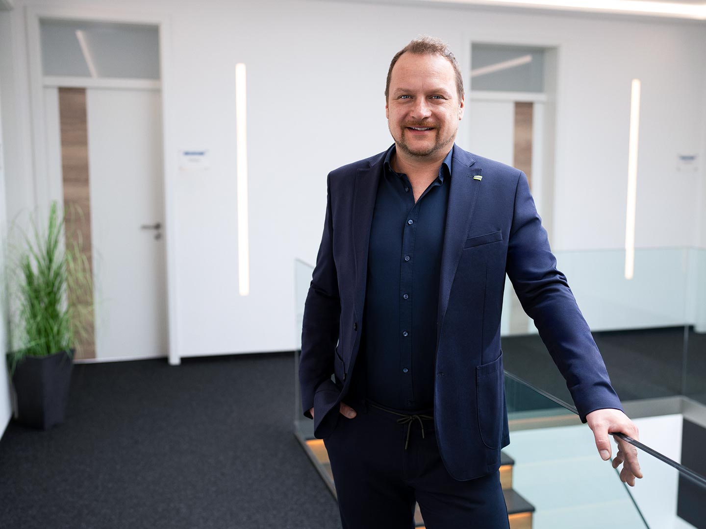 Der Geschäftsführer Christian Binder steht im Gang des Firmengebäudes