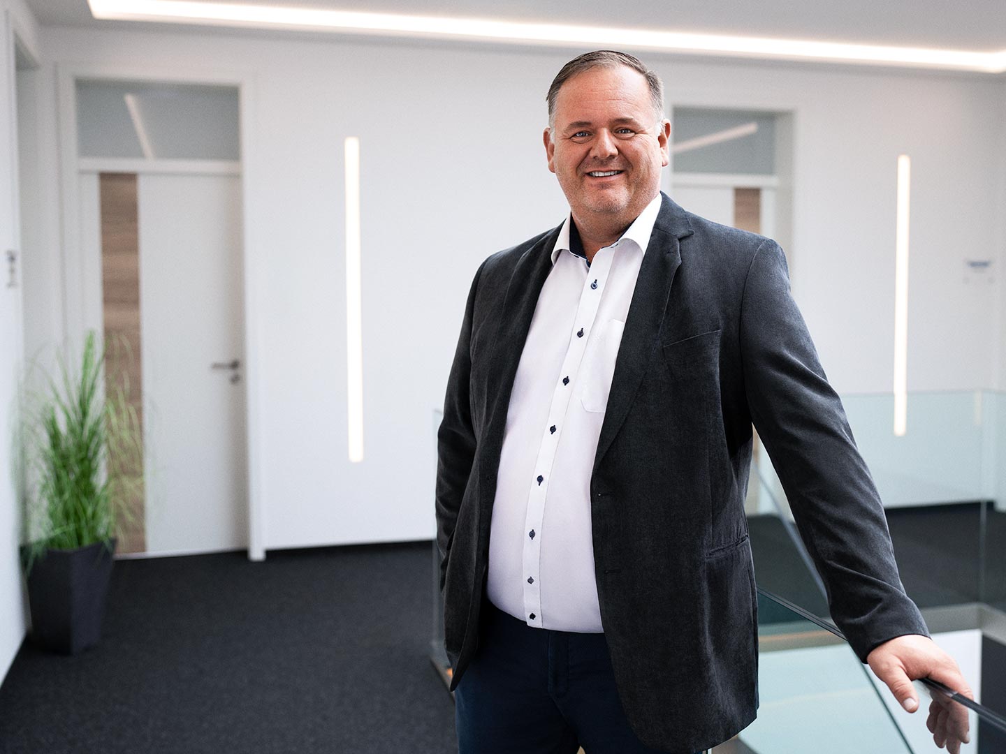 Der Geschäftsführer Johann Sonnleitner steht im Gang des Firmengebäudes