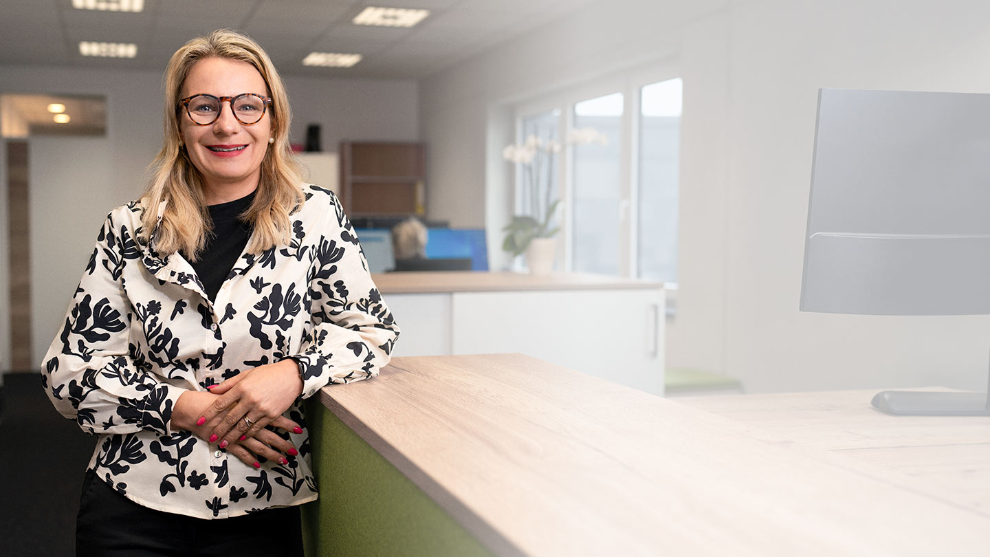 Portrait der Leitung der Verwaltung Carolin Westall im Bürogebäude