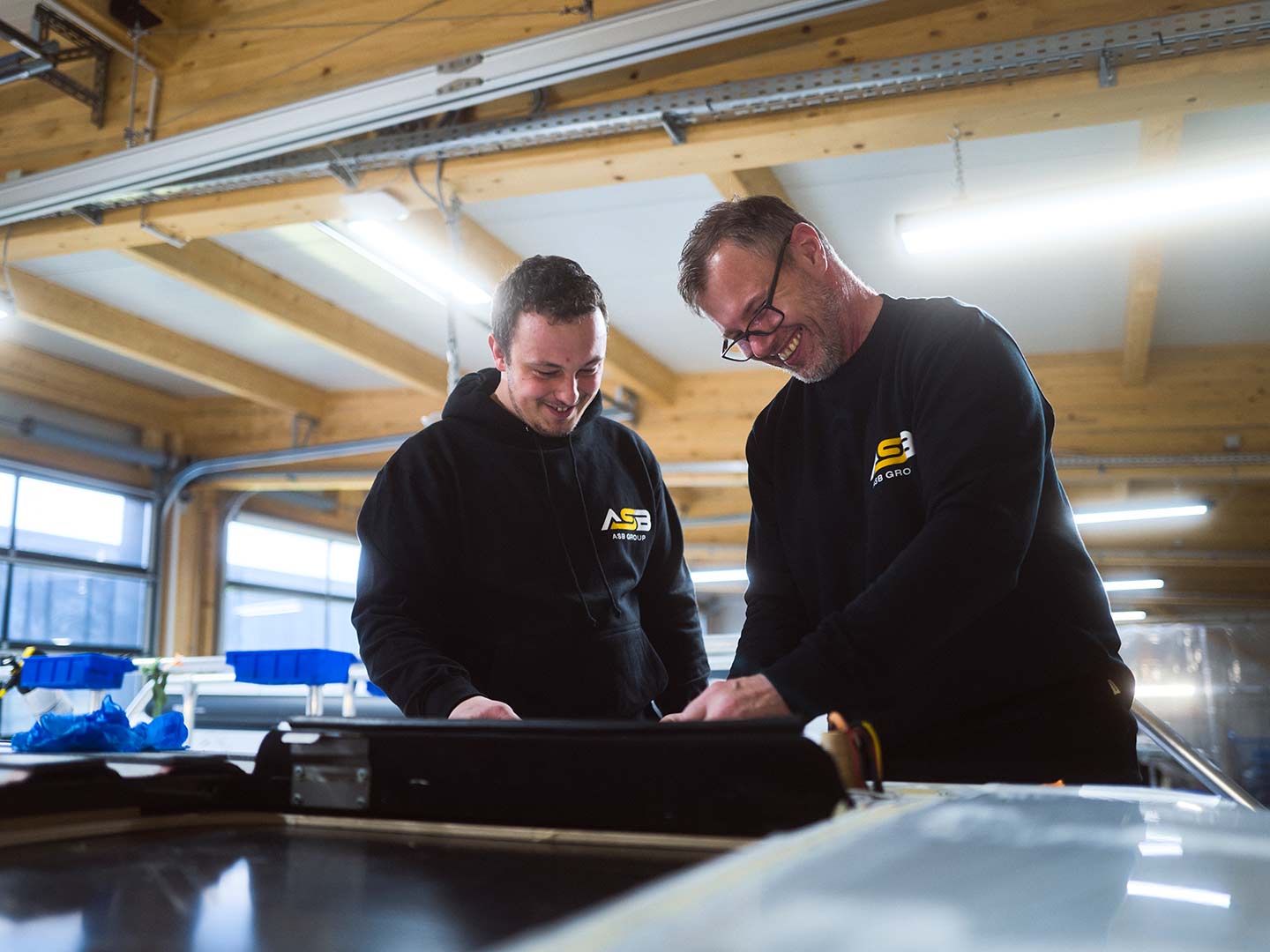 Zwei Mitarbeiter der ASB Group während der Arbeit an einem Campingfahrzeug