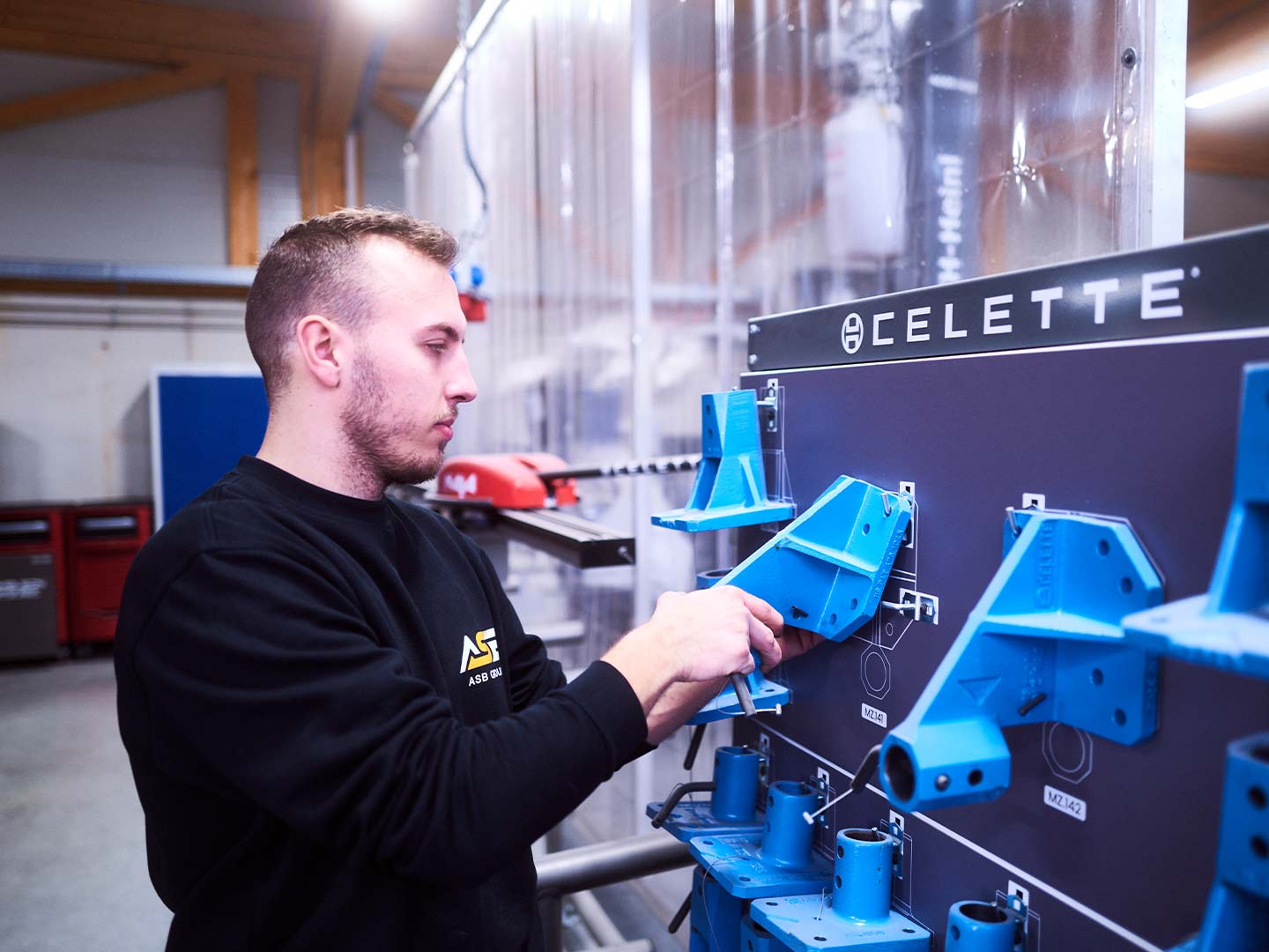 Ein Mitarbeiter der ASB Group bei der Auswahl seiner Arbeitsgeräte für die Celette Richtbank