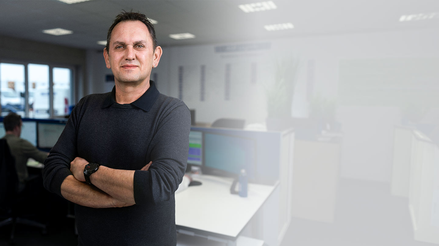 Portrait vom Leiter des Vertriebs Helmut Hoffmann im Büro der ASB Group