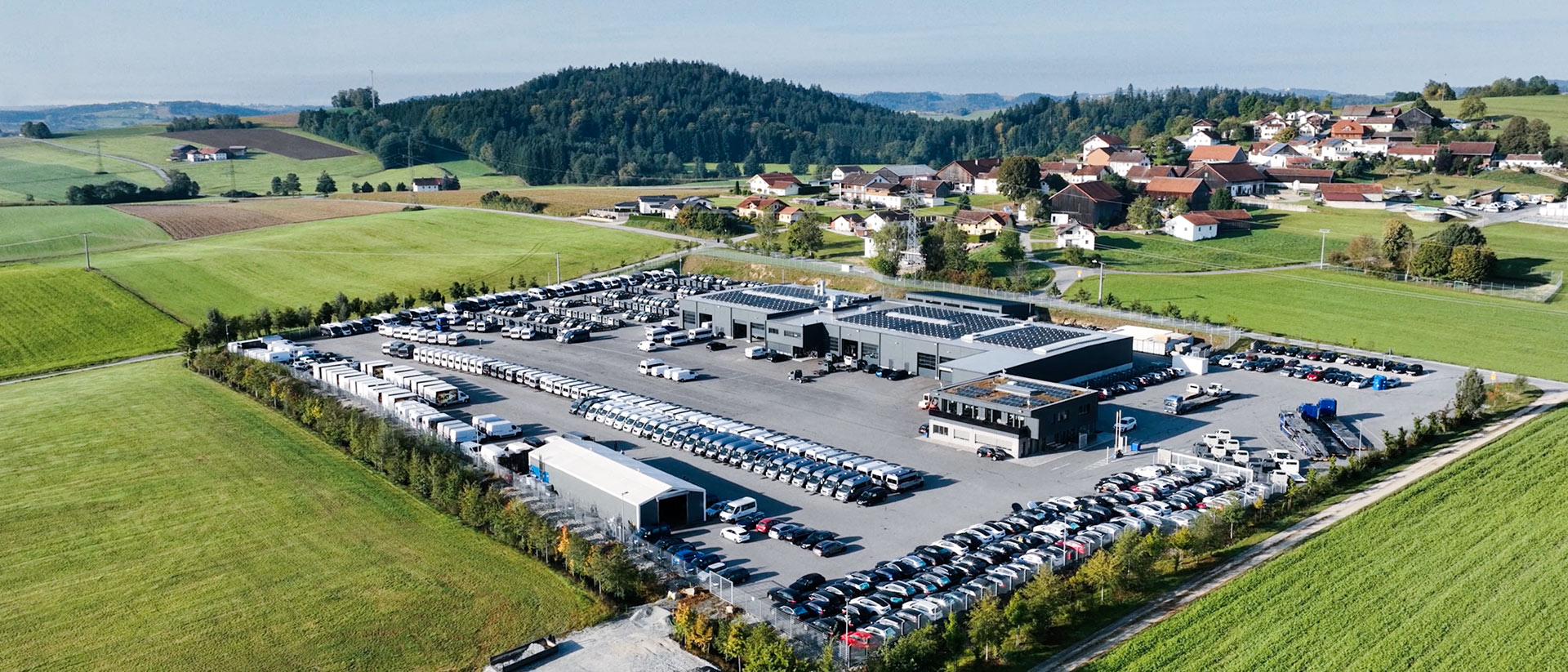 Eine Drohnenaufnahme des Außengeländes der ASB Group.