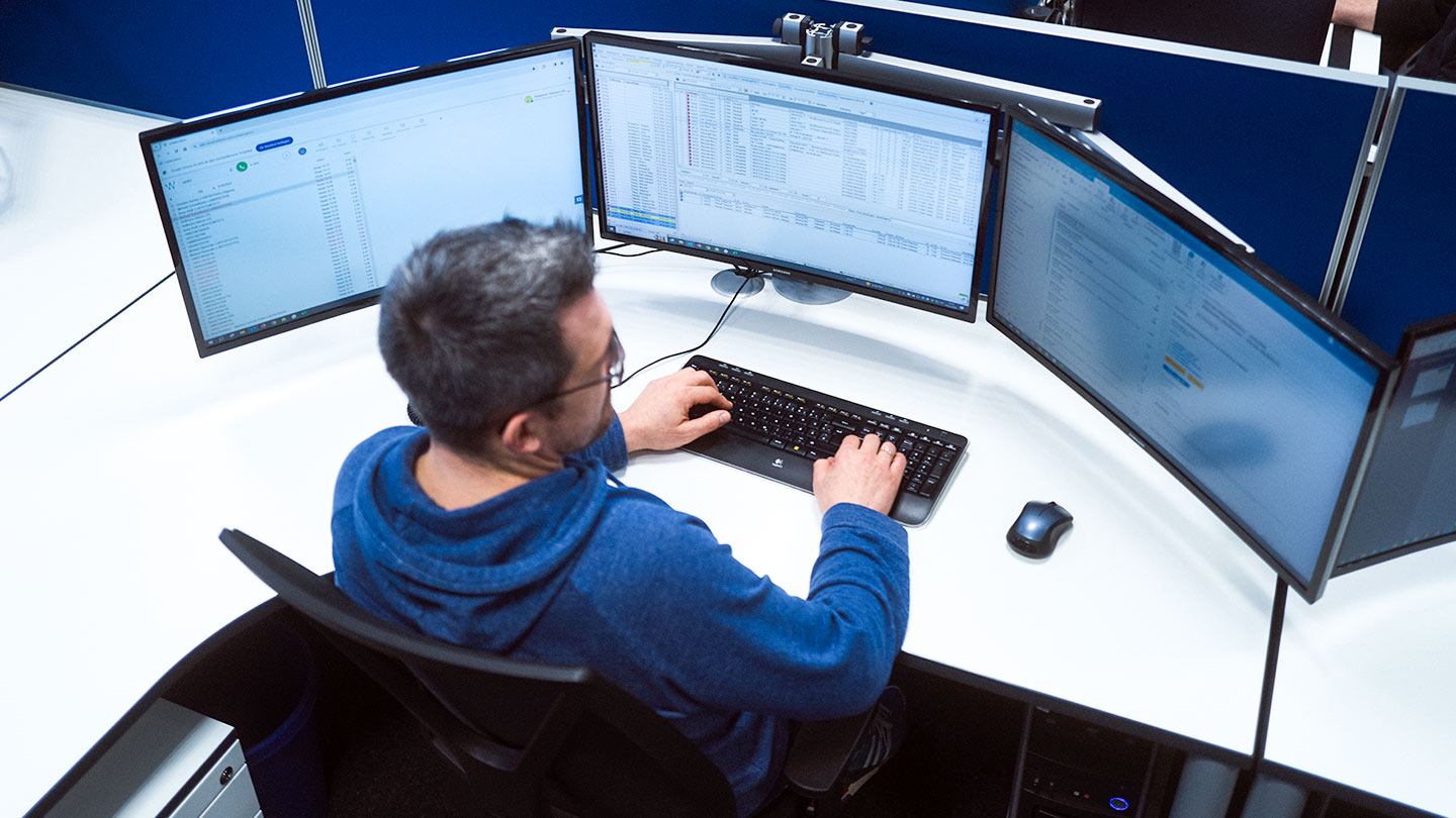 Der Leiter der Disposition Thomas Poxleitner während der Arbeit im Büro