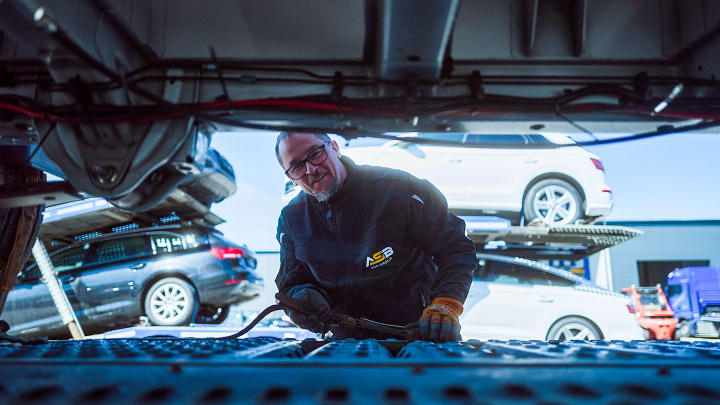 Ein LKW der ASB Group steht mittig in der LKW Werkstatt