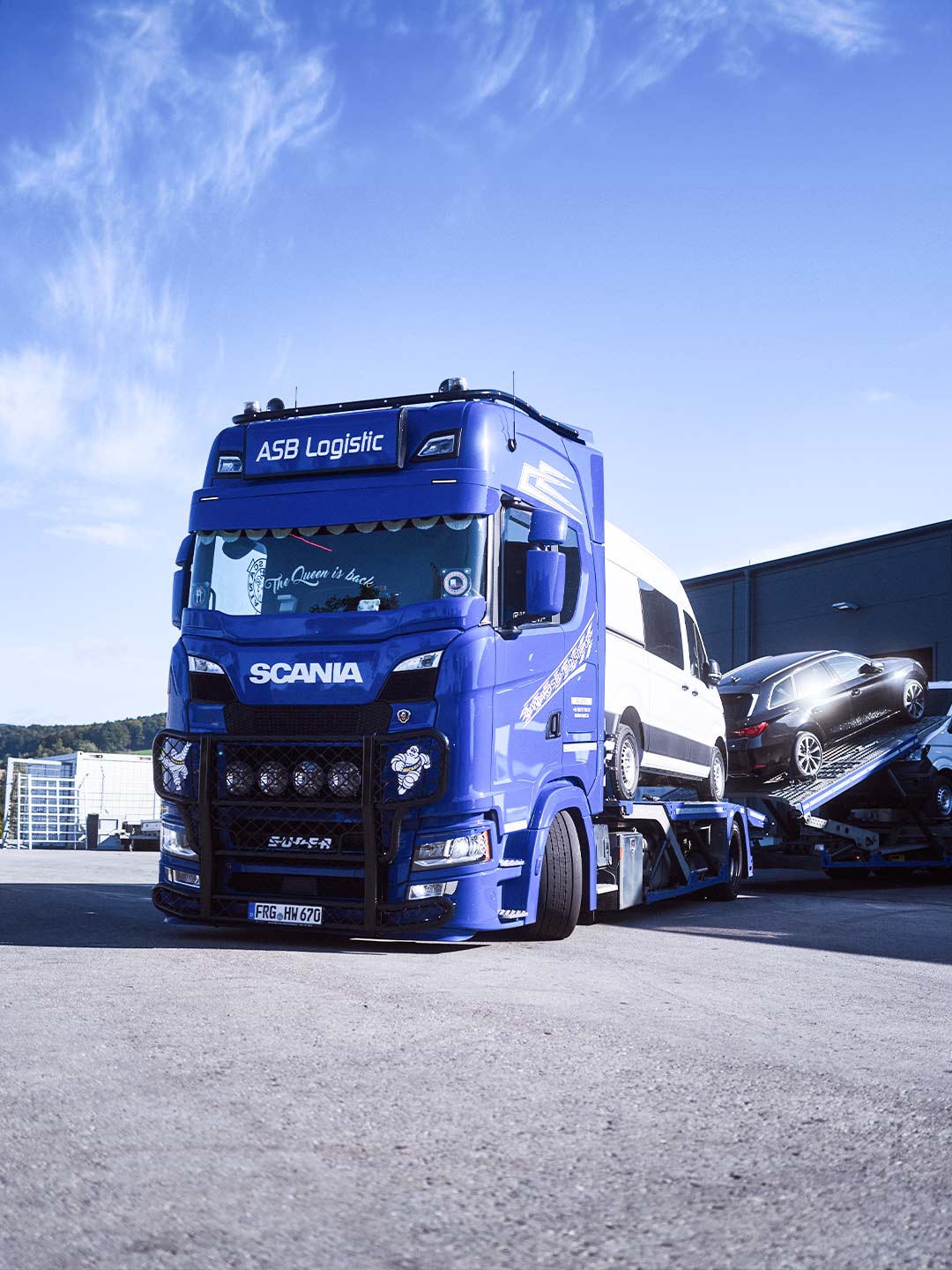 Ein LKW beladen mit PKWs steht abfahrbereit auf dem Firmengelände der ASB Group