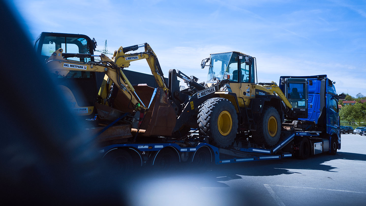 Ein LKW beladen mit mehreren Traktoren