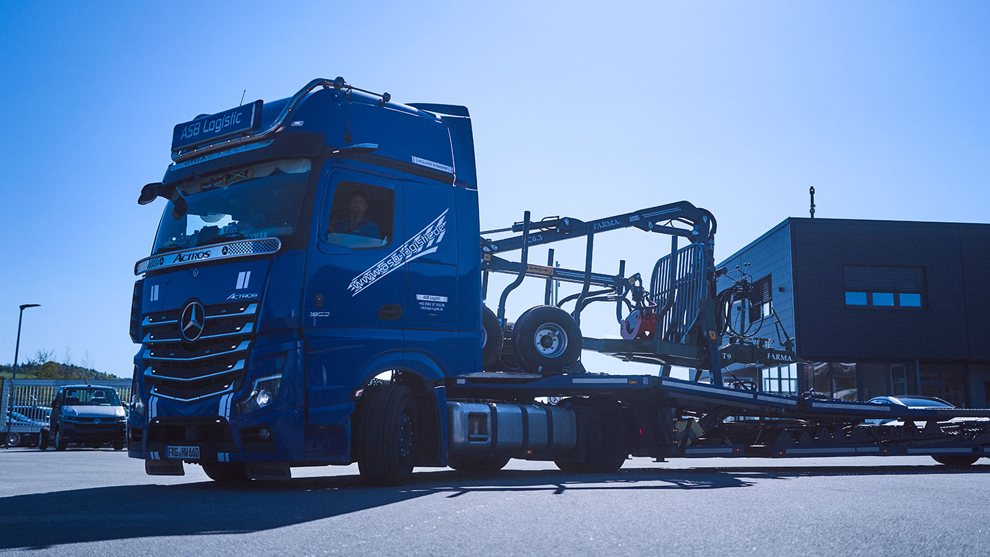 Ein LKW beladen mit einem Spezialfahrzeug