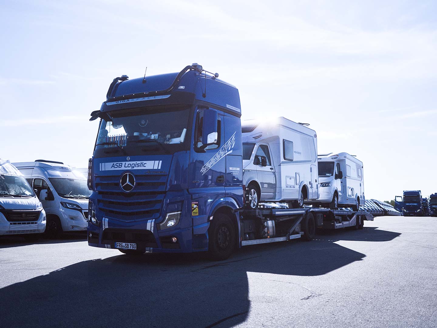 Geschäftsbereich Fahrzeuglogistik und Transport: Ein LKW mit Wohnmobilen beladen