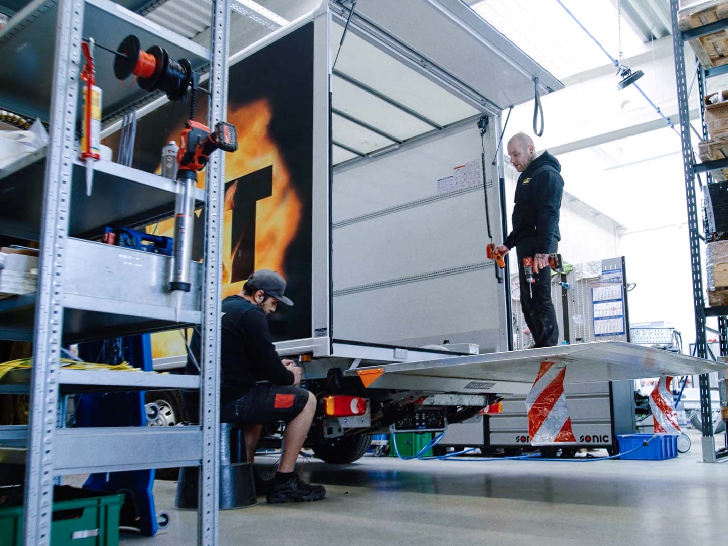 Mitarbeiter der ASB Group bearbeiten ein Nutzfahrzeug in der Werkstatt