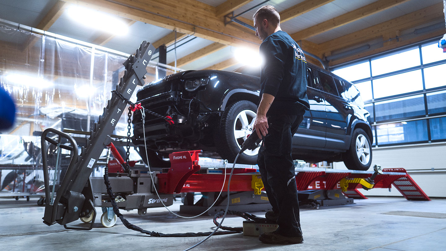 Werkstattmitarbeiter der ASB Group arbeitet an der Celette Richtbank