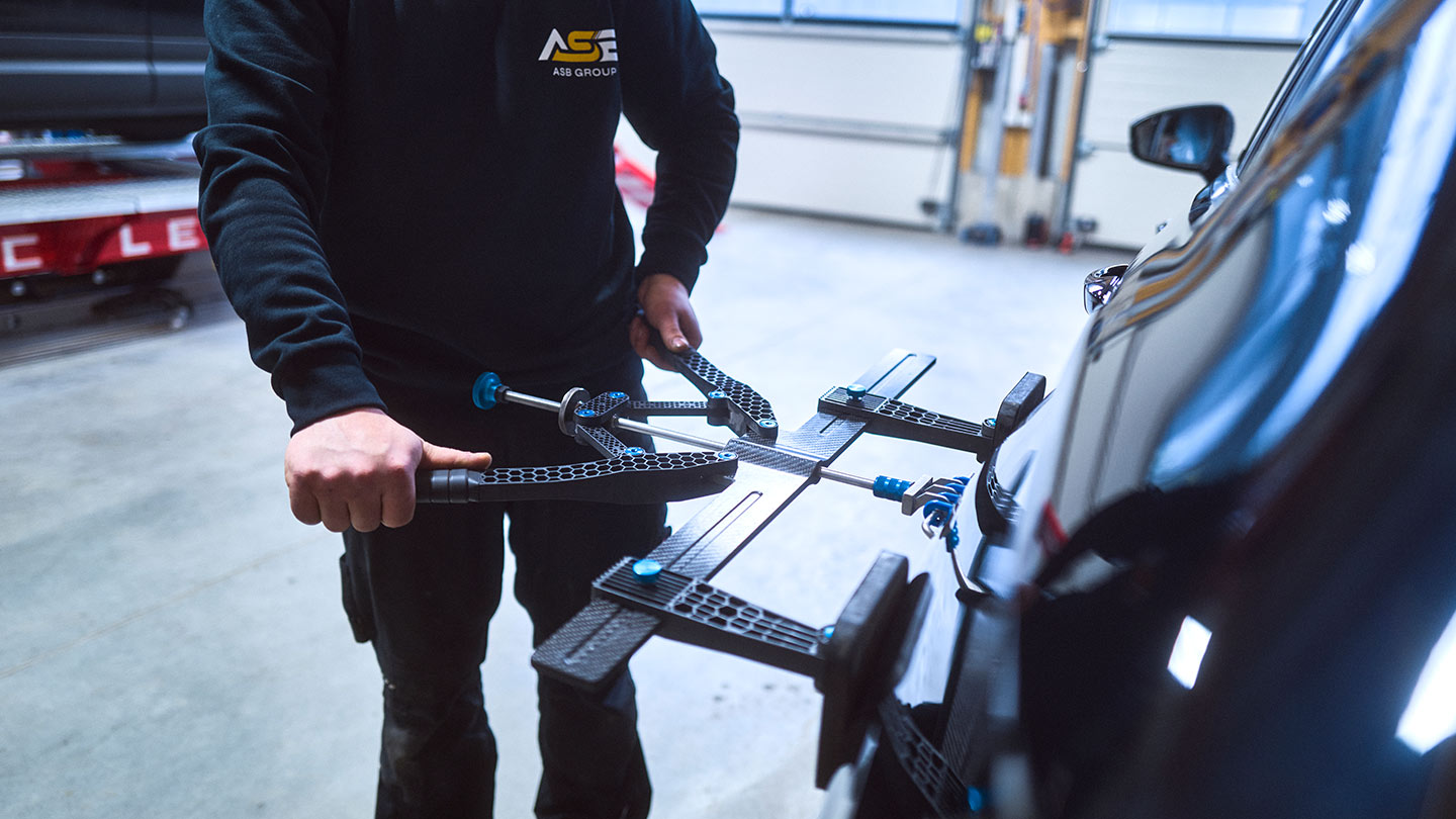 Ein Werkzeug zur Dellenreparatur im Einsatz