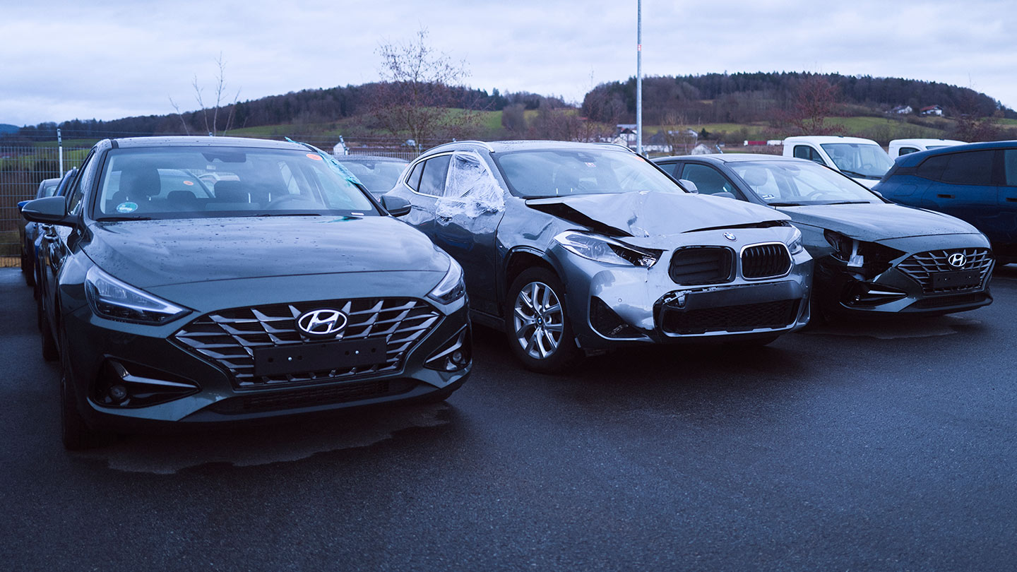PKW Unfallwagen auf dem Gelände der ASB Group