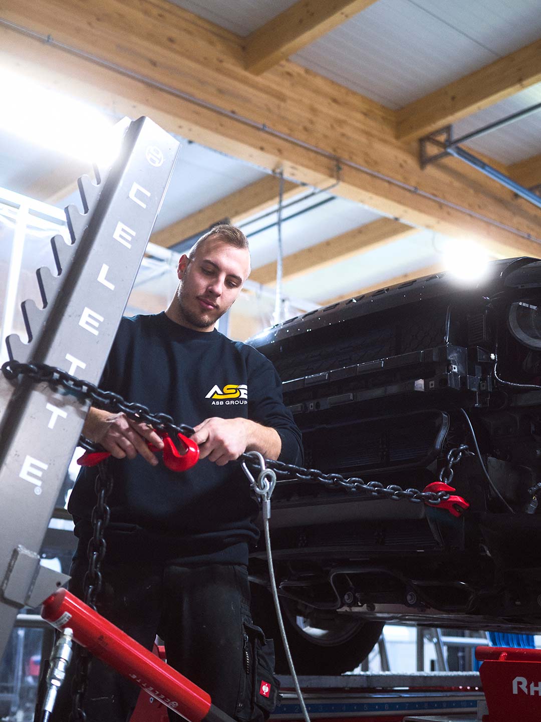 Werkstattmitarbeiter der ASB Group arbeitet an der Celette Richtbank