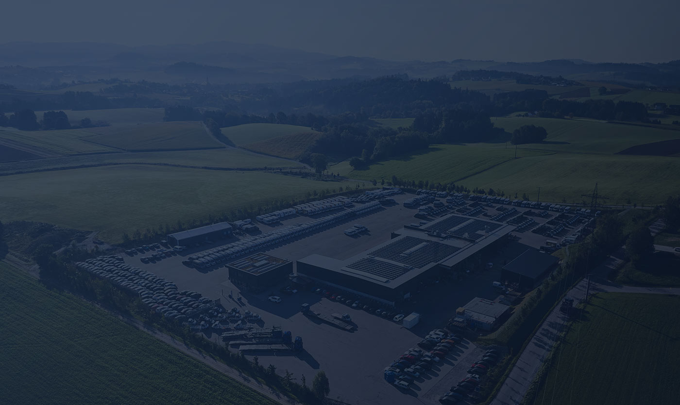 Abgedunkeltes Hintergrundbild des Geländes der ASB Group