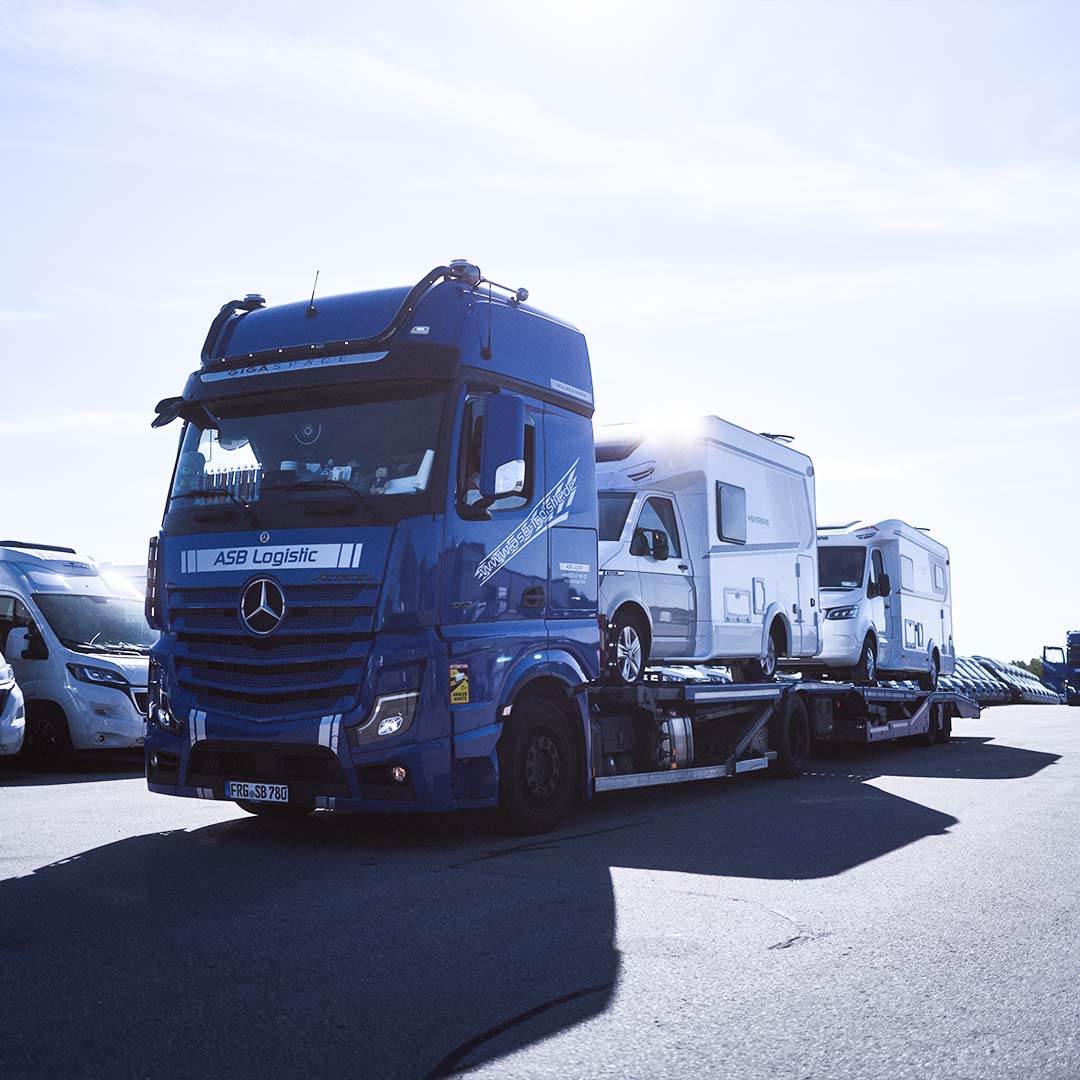 Geschäftsbereich Fahrzeuglogistik und Transport: Ein LKW mit Wohnmobilen beladen