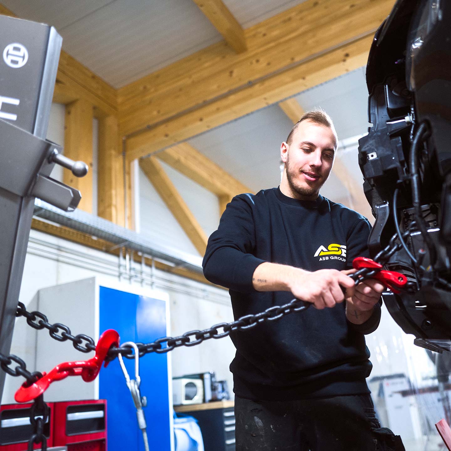 Ein Wertstattmitarbeiter der ASB Group arbeitet an der Celette Richtbank an einem PKW