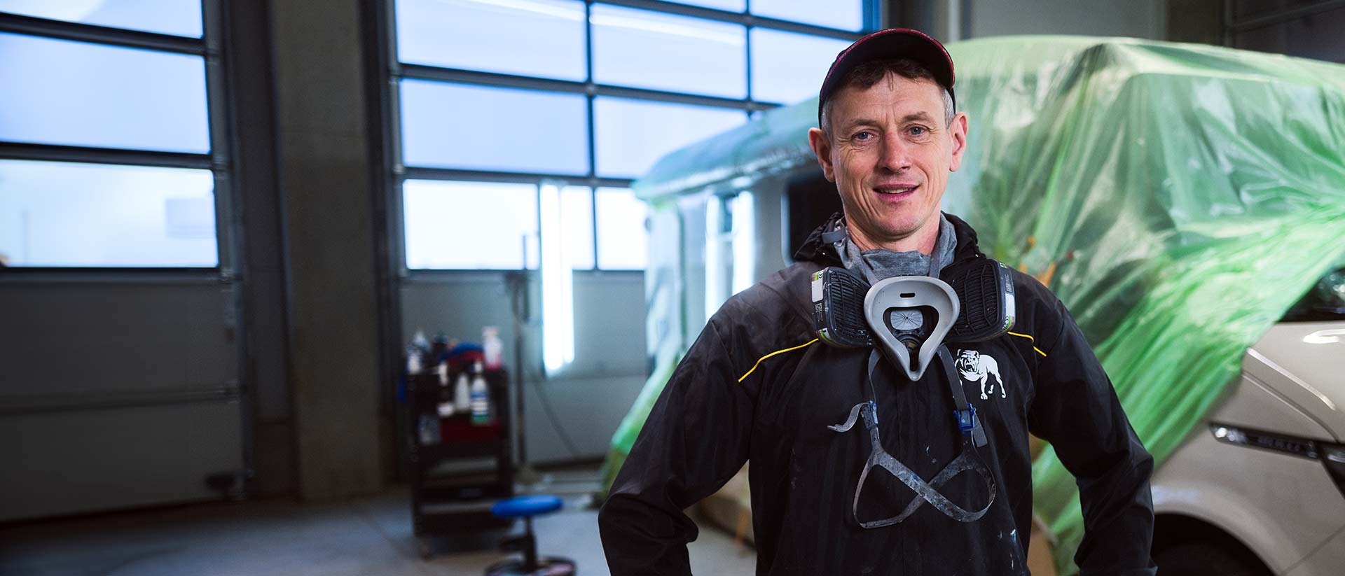 Portrait eines Lackierers der ASB Group in der Lackiererei