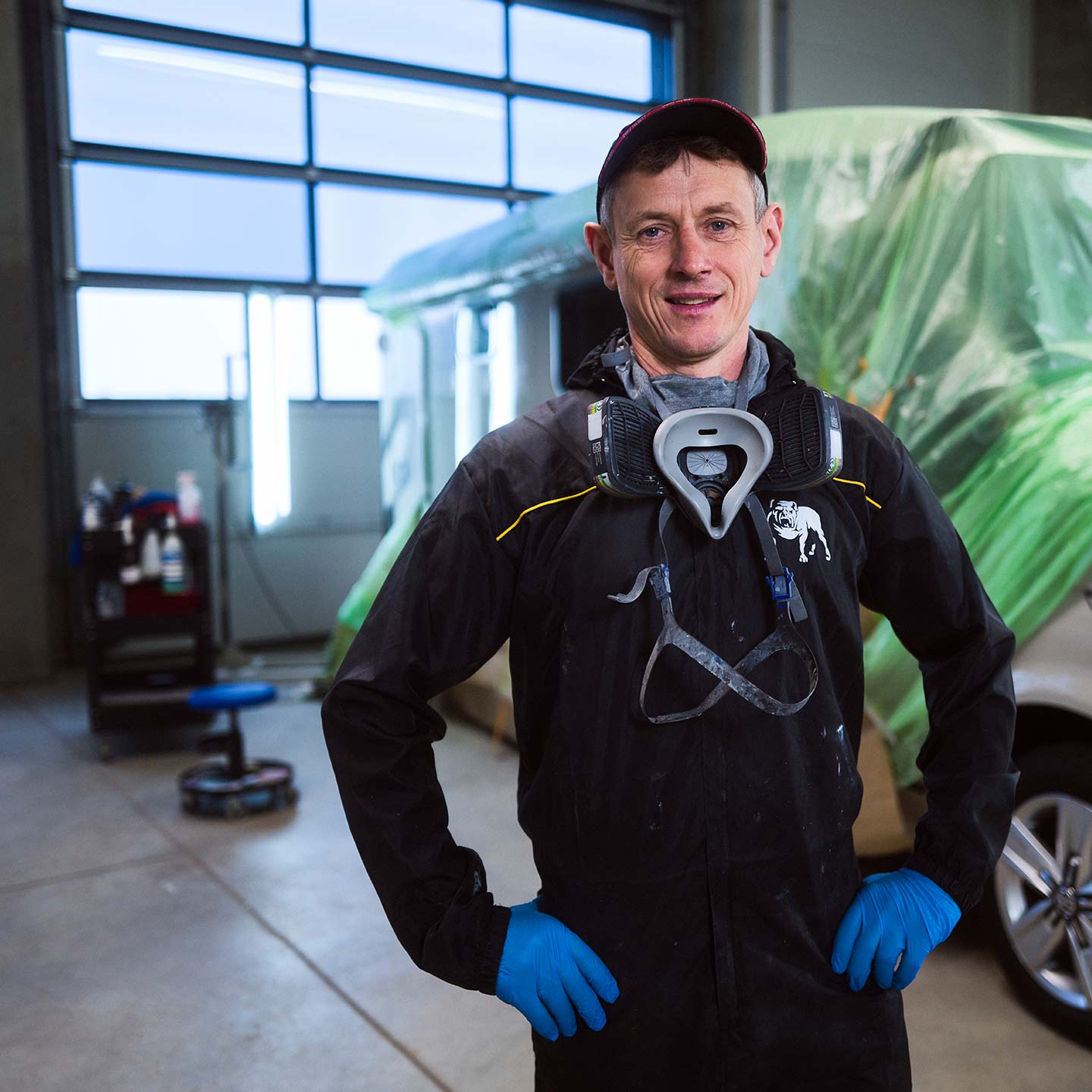 Portrait eines Lackierers der ASB Group in der Lackiererei