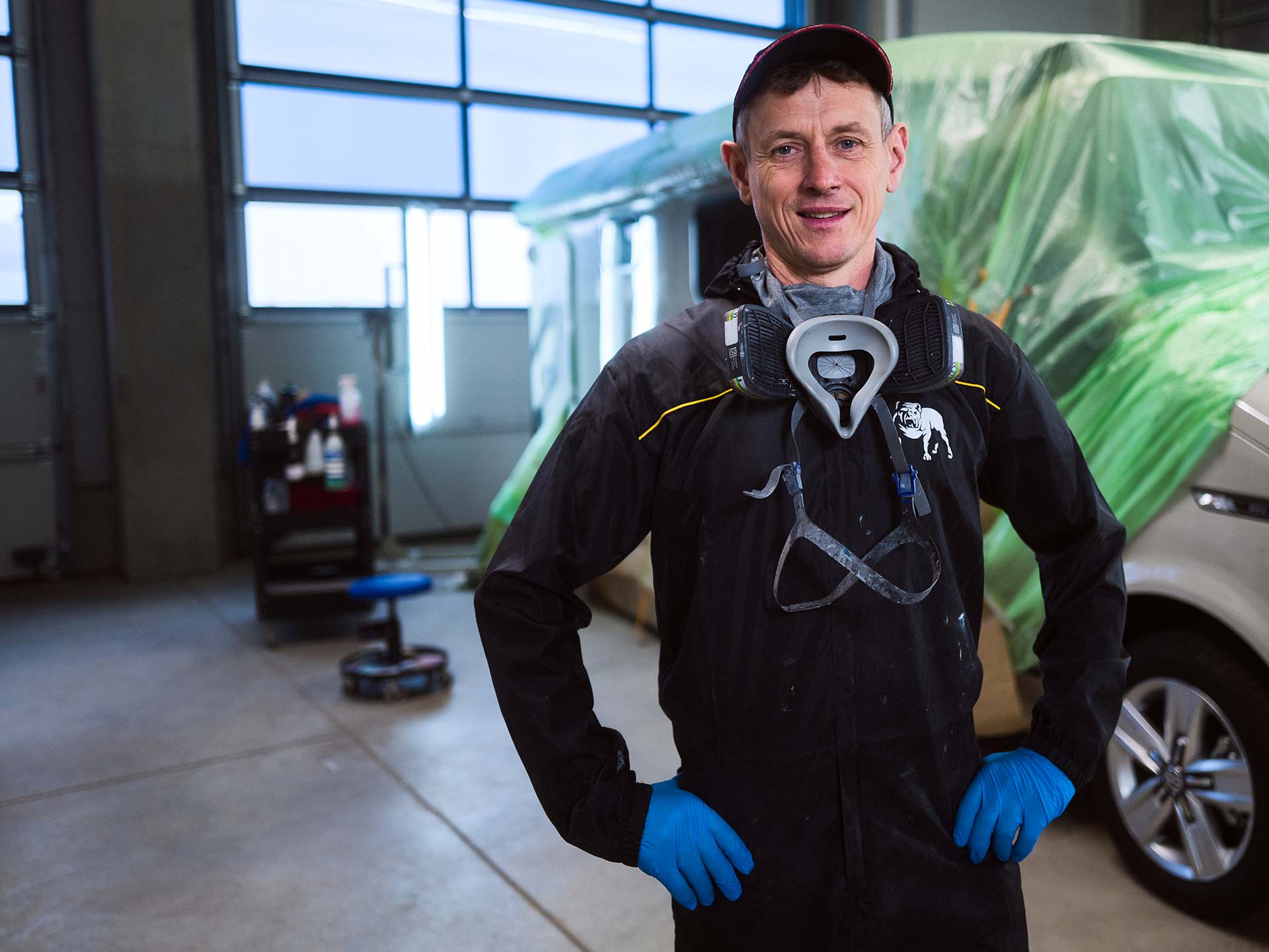 Portrait eines Lackierers der ASB Group in der Lackiererei