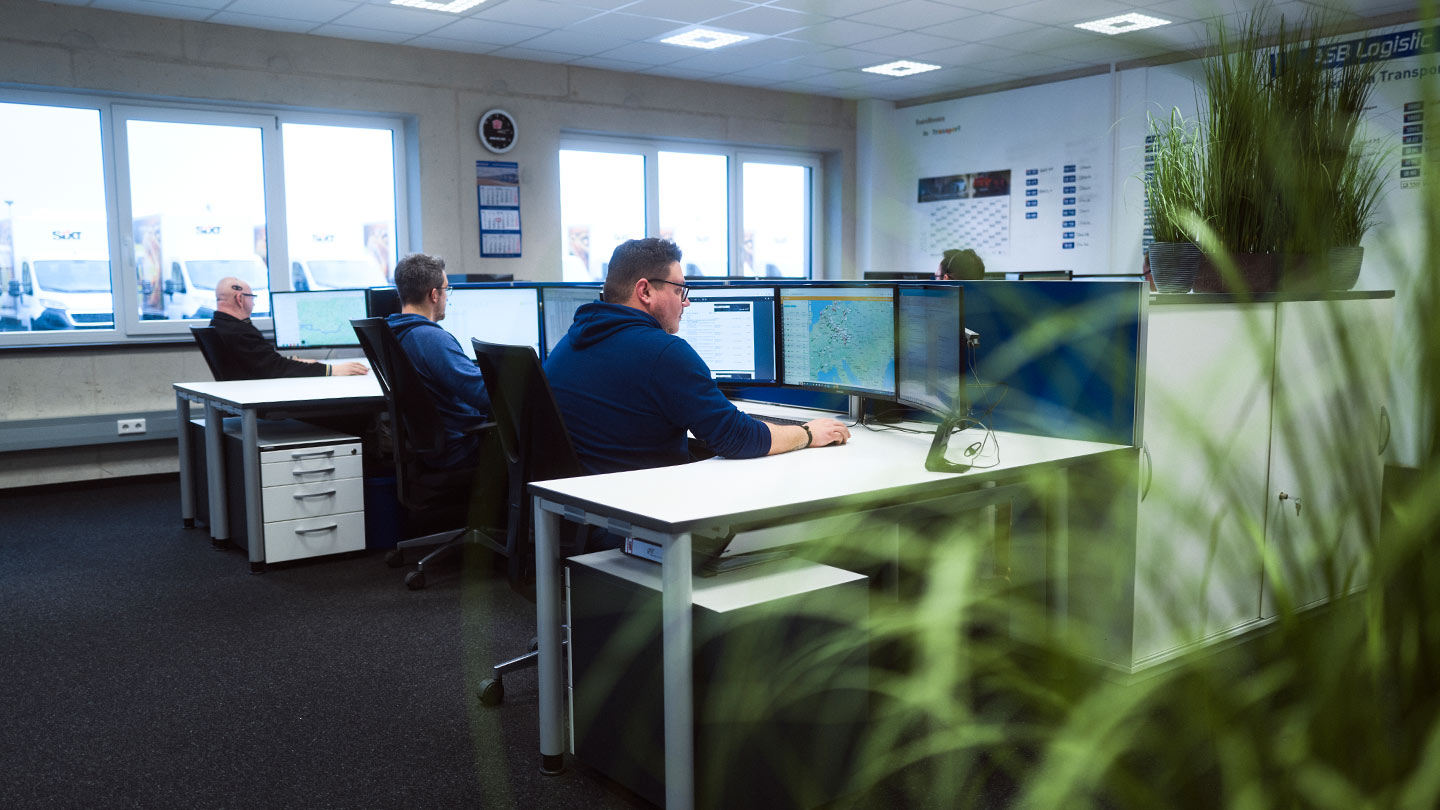 Mitarbeiter der ASB Group während der Arbeit am Computer in der Disposition