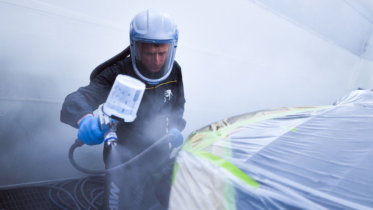 Ein Lackierer der ASB Group während Lackierarbeiten