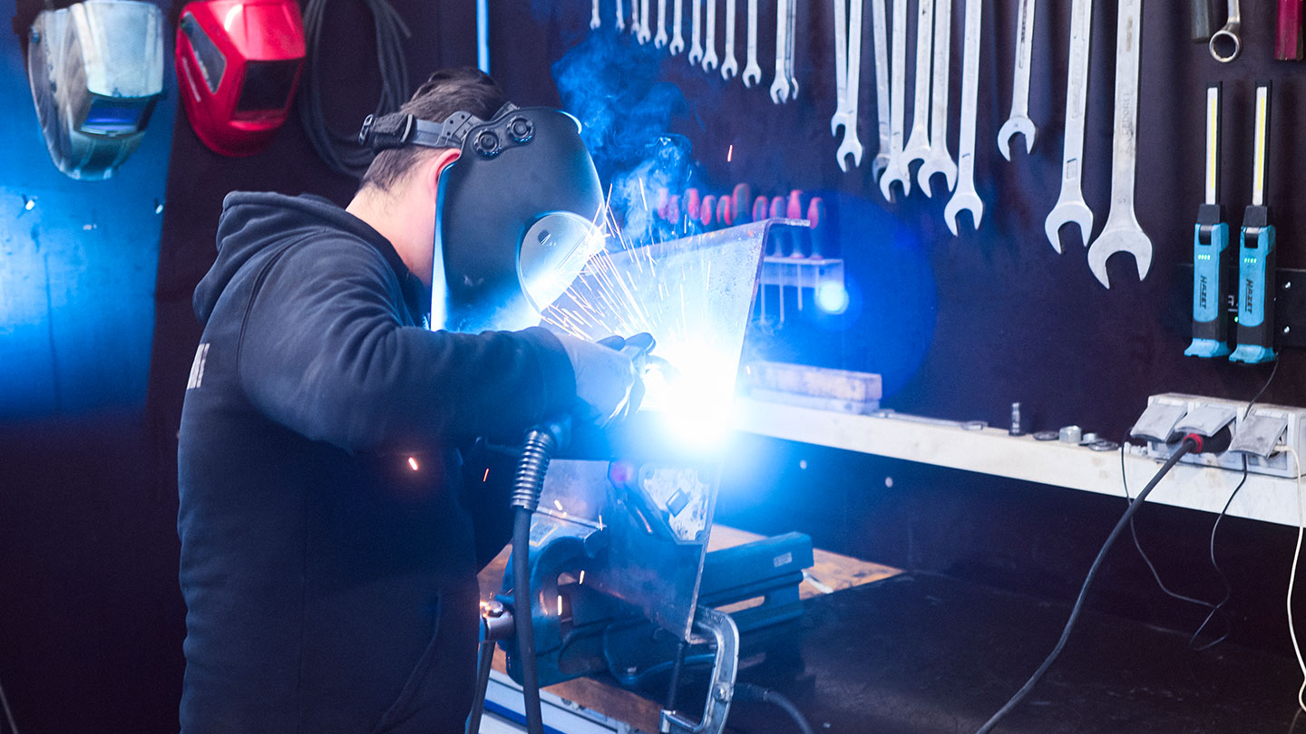 Ein Werkstattmitarbeiter der ASB Group während Schweißerarbeiten
