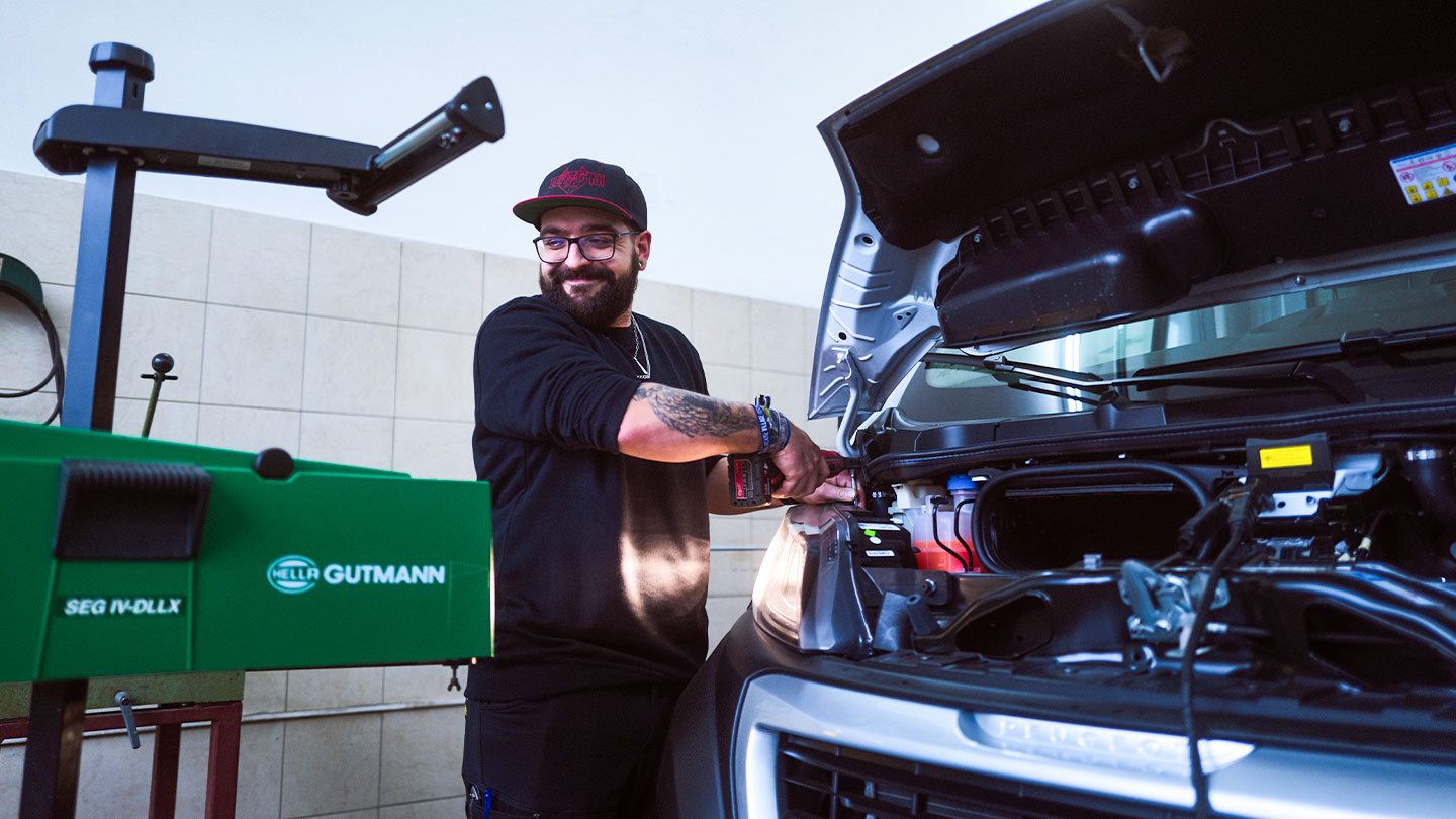 Ein Werstattmitarbeiter der ASB Group während der Arbeit an einem Nutzfahrzeug