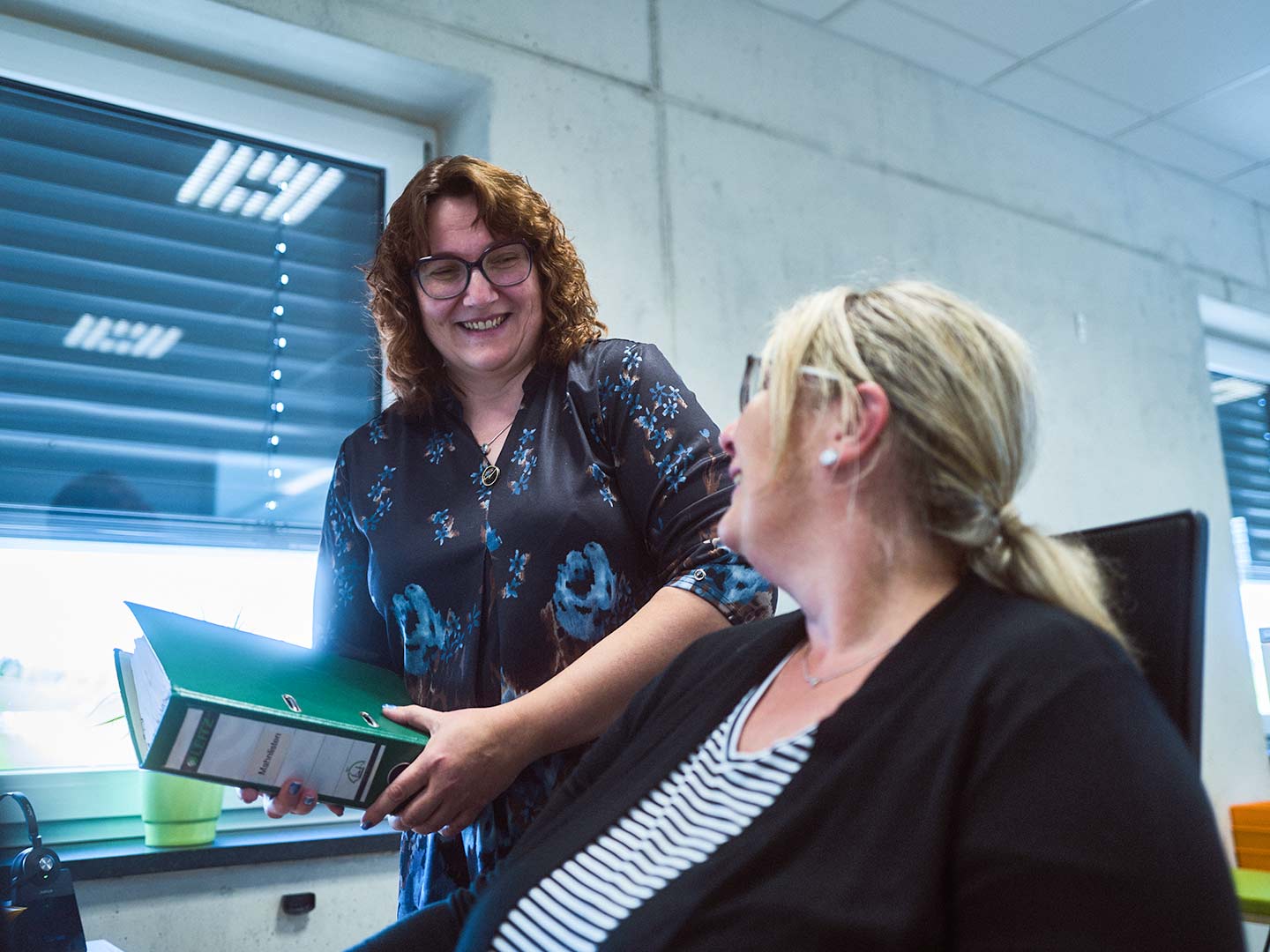 Portrait von zwei Mitarbeitern der ASB Group in einer Werkstatt-Halle