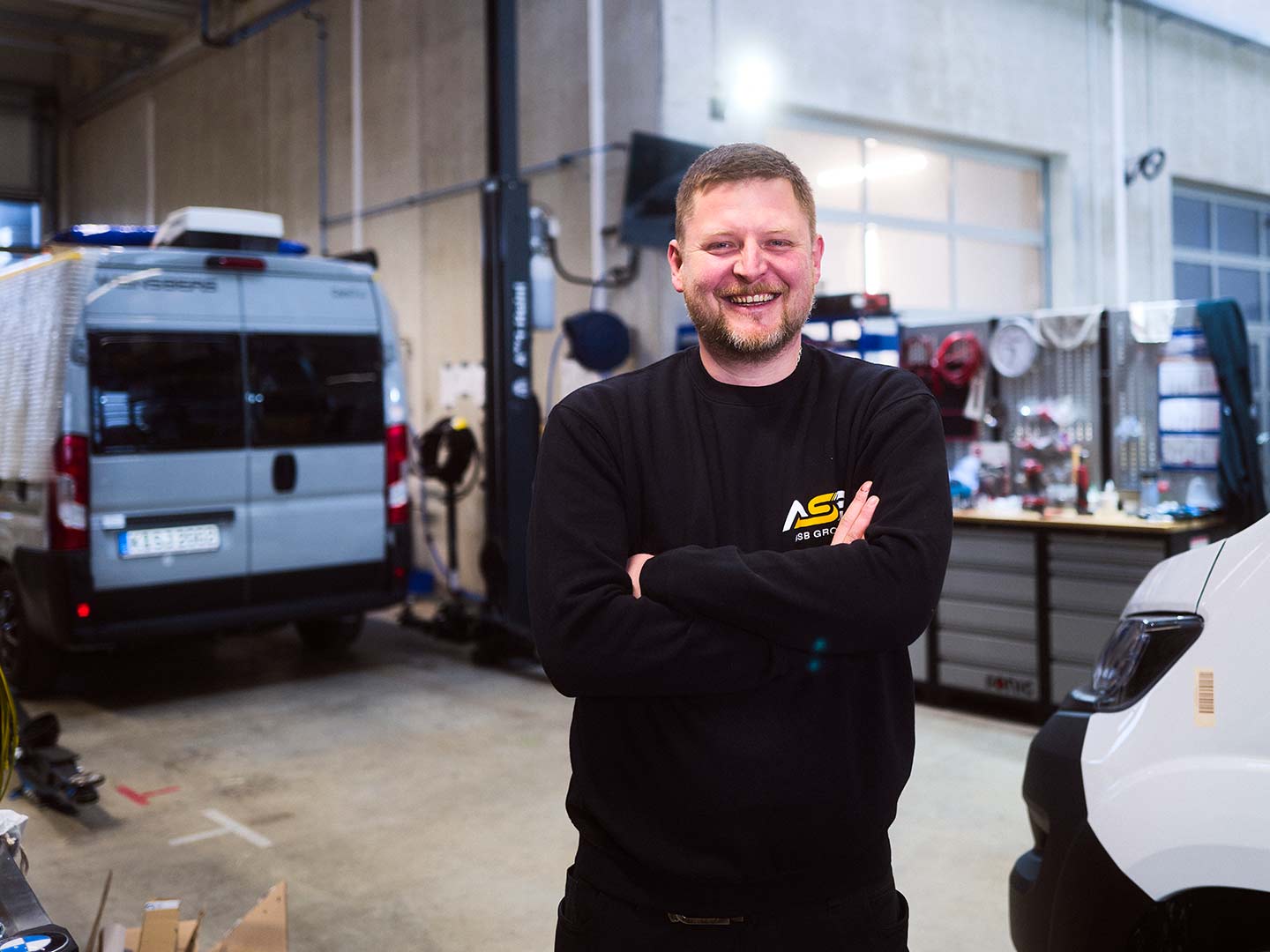 Ein Portrait von einem Mitarbeiter der ASB Group in einer der Werkstatt-Hallen