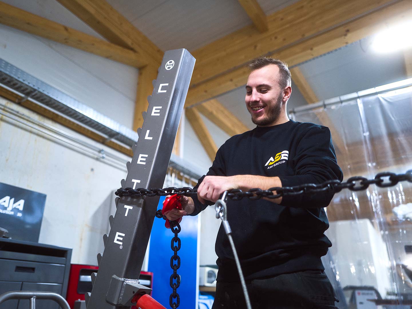 Ein Wertstattmitarbeiter der ASB Group an der Celette Richtbank