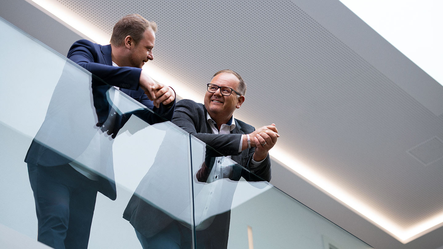 Die Geschäftsführer der ASB Group Christian Binder und Johann Sonnleitner im Verwaltungsgebäude