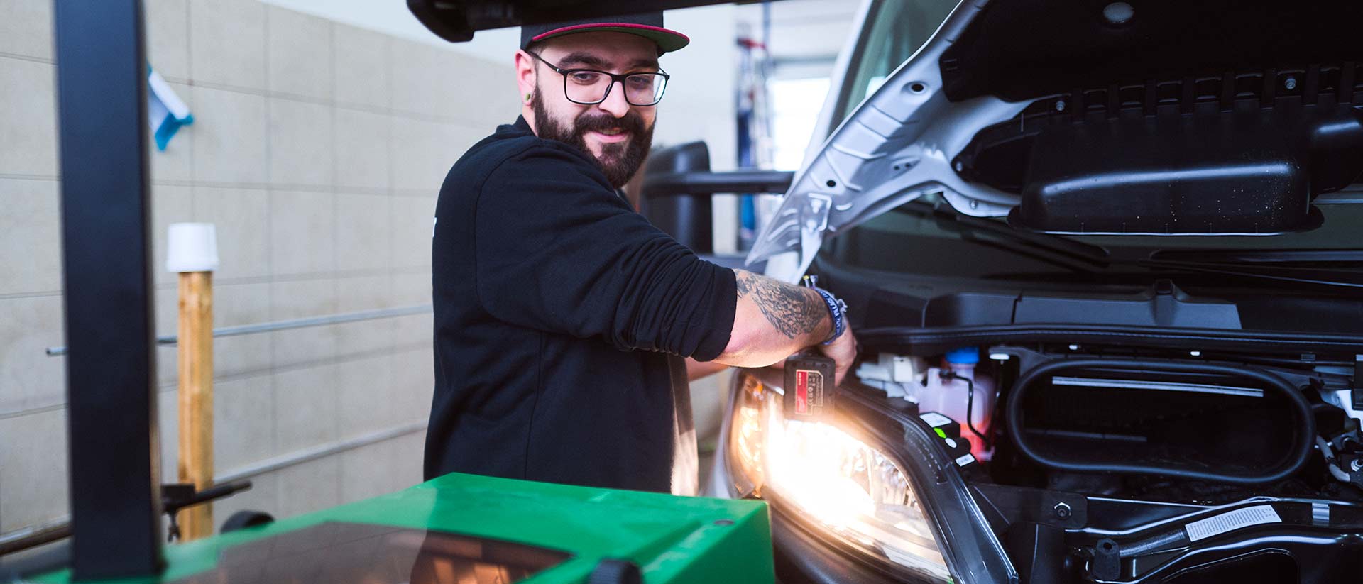 Ein Werstattmitarbeiter der ASB Group während der Arbeit an einem Nutzfahrzeug