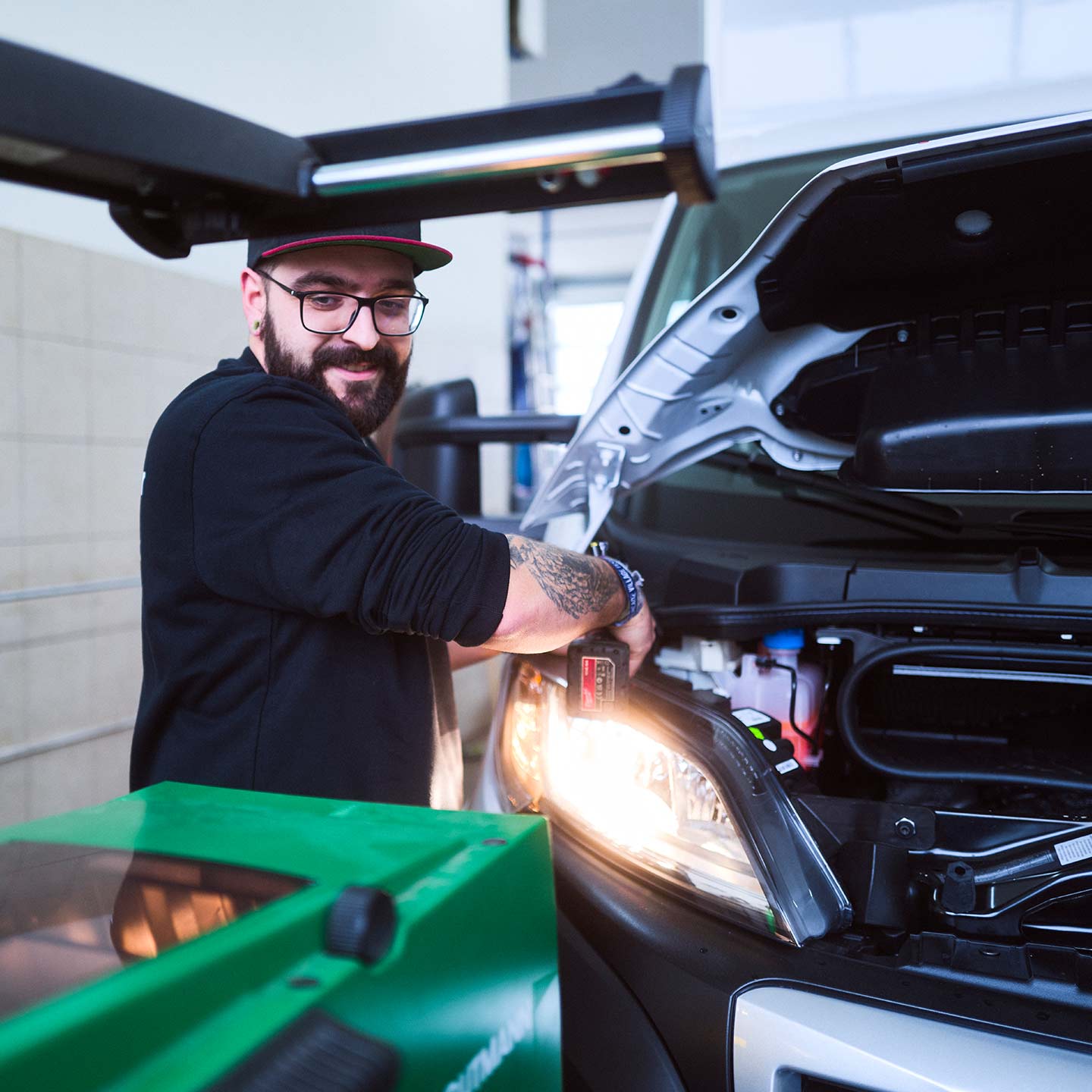 Ein Werstattmitarbeiter der ASB Group während der Arbeit an einem Nutzfahrzeug