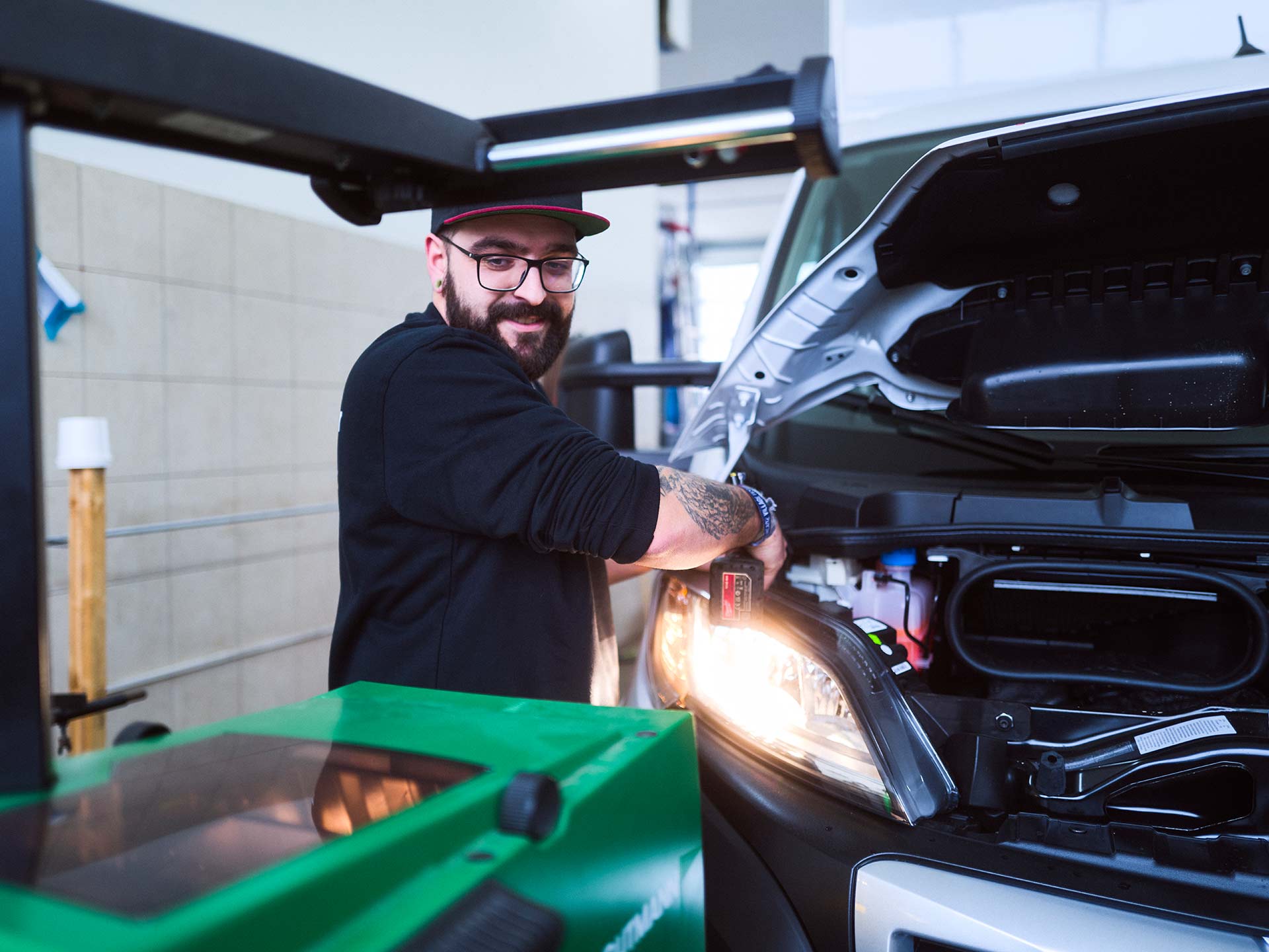 Ein Werstattmitarbeiter der ASB Group während der Arbeit an einem Nutzfahrzeug