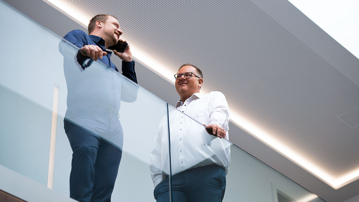 Die Geschäftsführer der ASB Group Christian Binder und Johann Sonnleitner im Verwaltungsgebäude