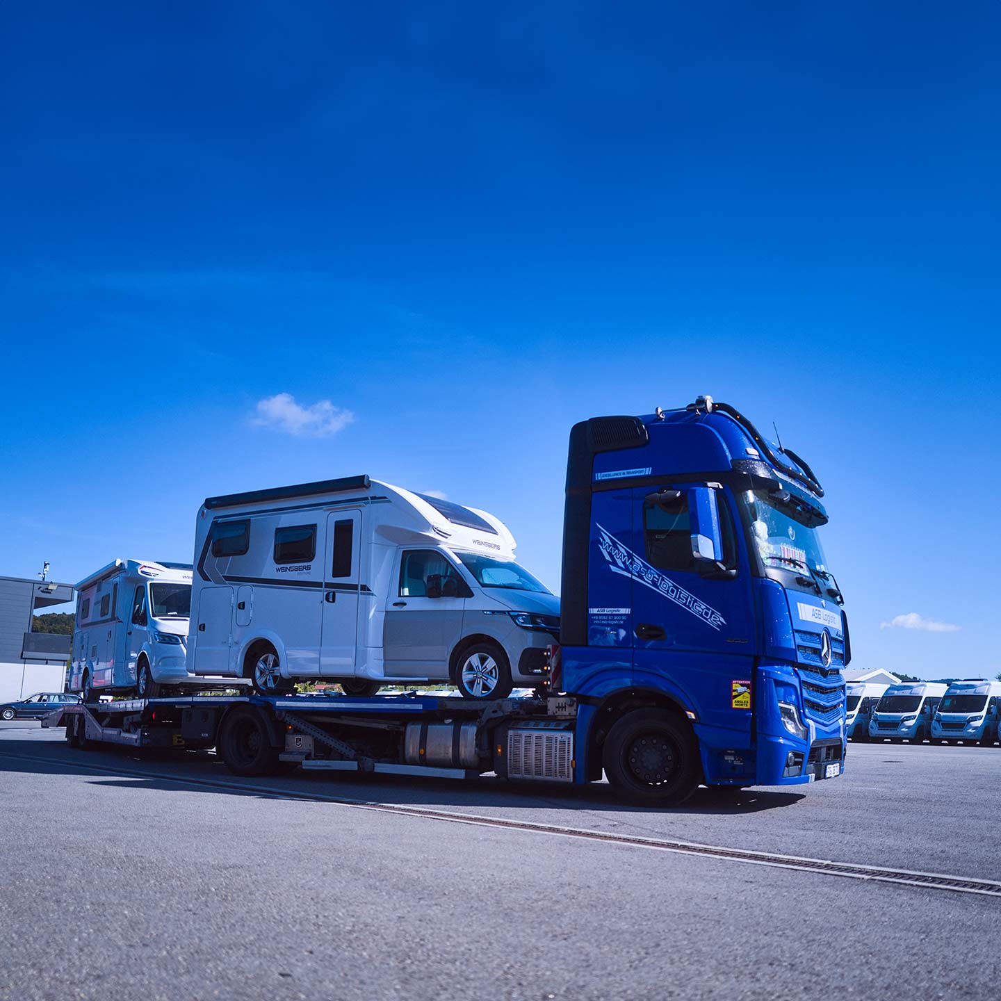 Ein LKW steht mit Wohnmobilen beladen auf dem Gelände der ASB Group