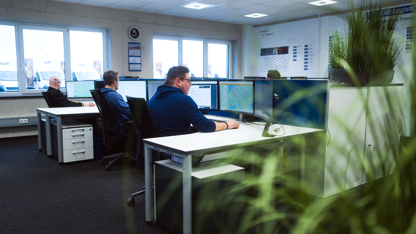 Ein Blick in ein Büro der Disposition und Verwaltung der ASB Group