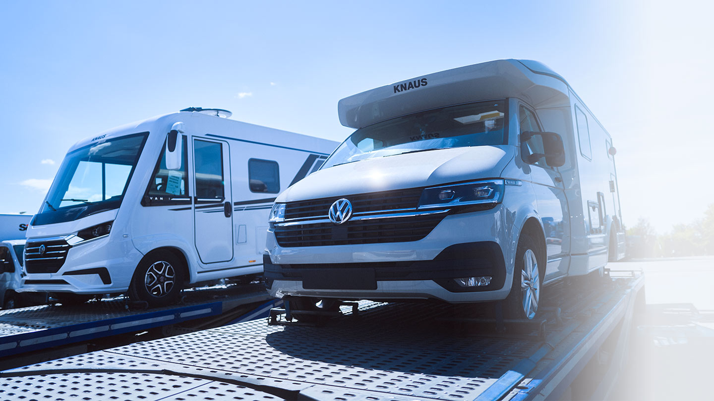 Zwei Campingfahrzeuge der Knaus Tabbert AG auf LKWs der ASB Group
