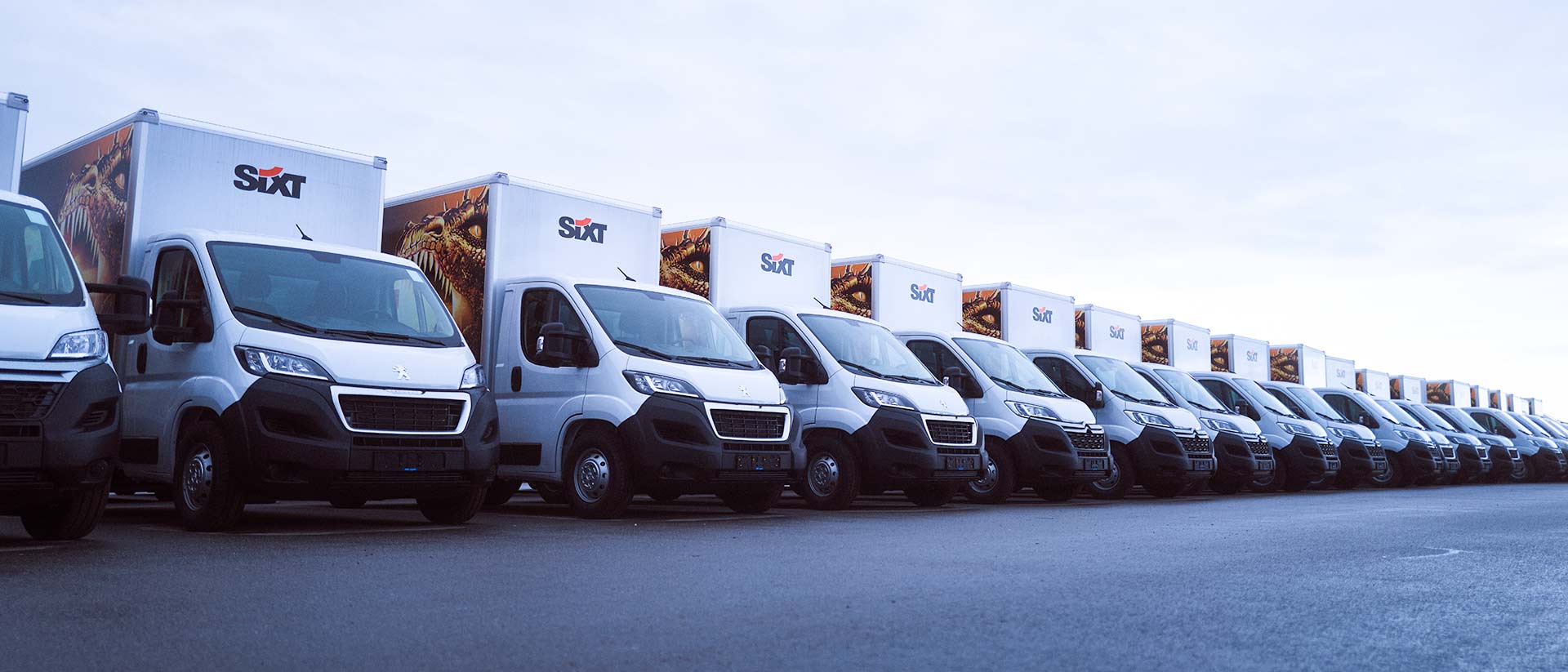 Eine Nutzfahrzeugflotte von Sixt auf dem Gelände der ASB Group